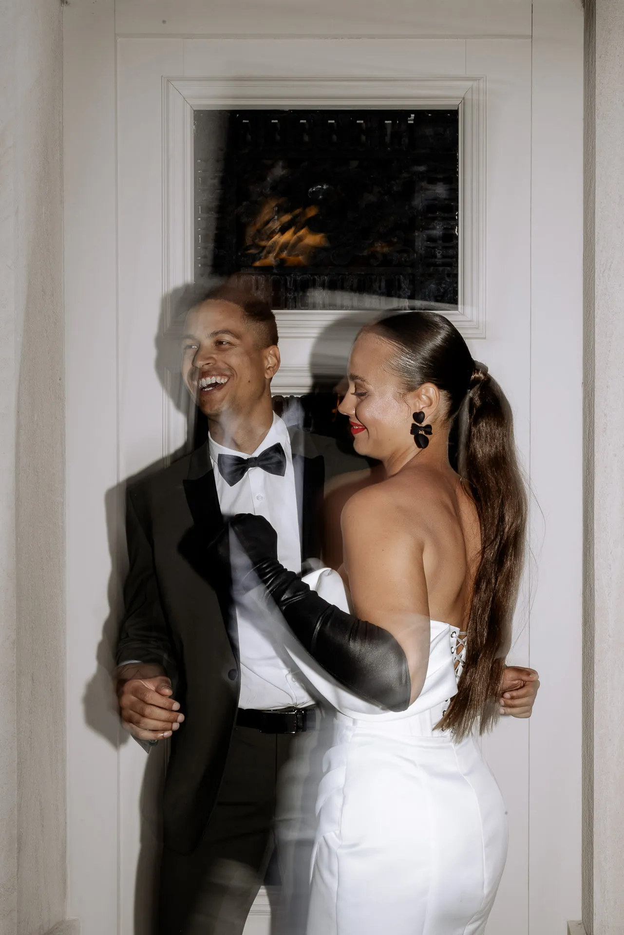 Fröhliches lachendes Brautpaar in inniger Umarmung am Chateau de Varennes mit authentischer Stimmung